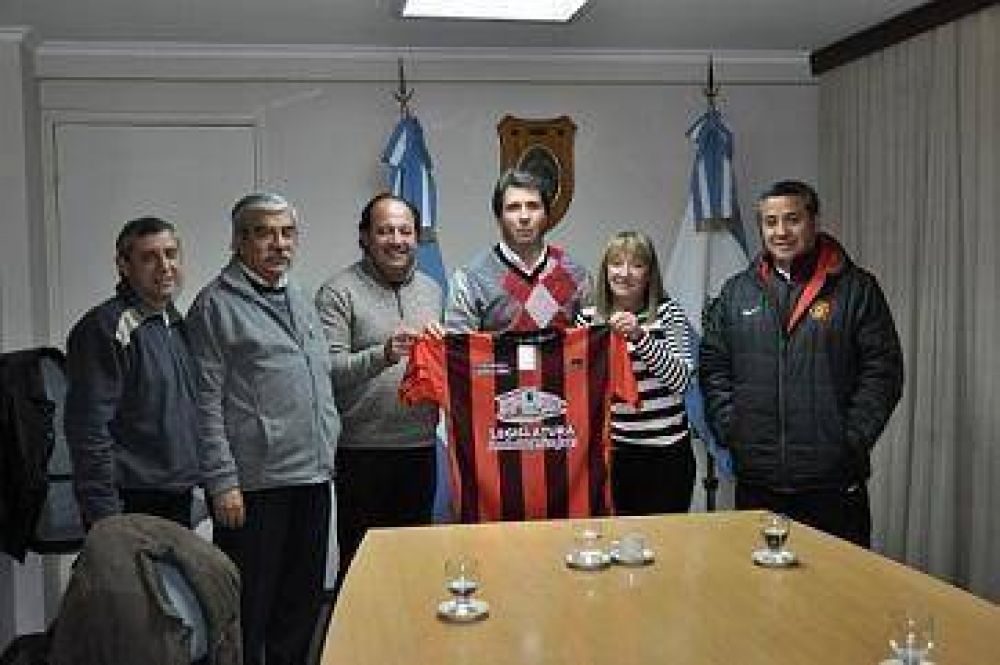 El Vice Gobernador U�ac entreg� indumentaria a varios clubes