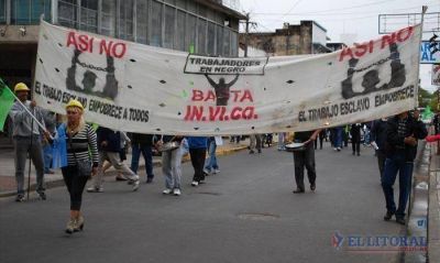 Empleados del Invico y tambi�n de Desarrollo Humano marcharon a Casa de Gobierno