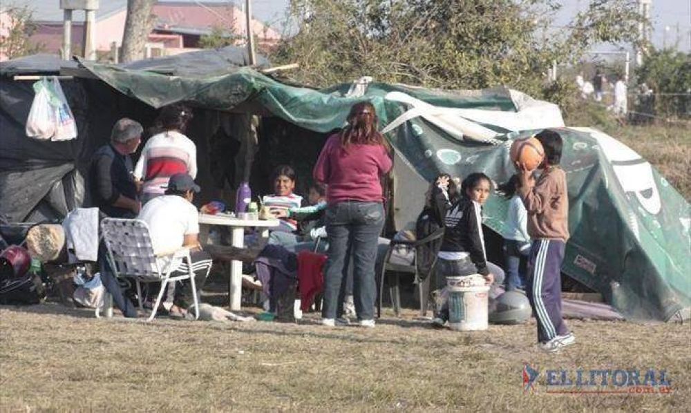 Las asistentes sociales regresan al asentamiento para confirmar datos
