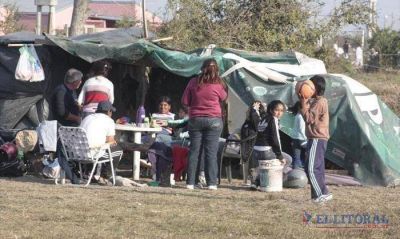 Las asistentes sociales regresan al asentamiento para confirmar datos