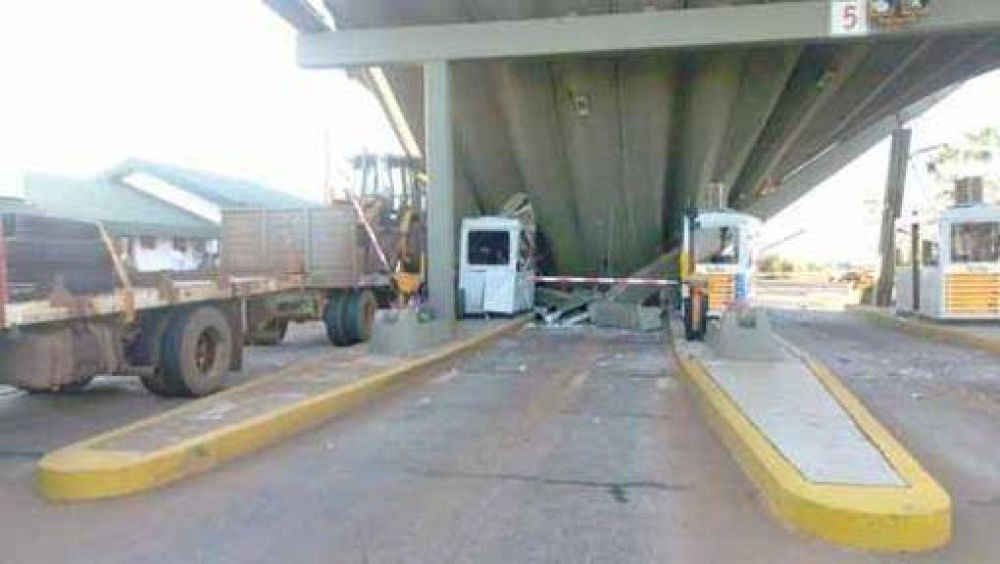 Cami�n arranc� parte del techo del peaje de Fachinal