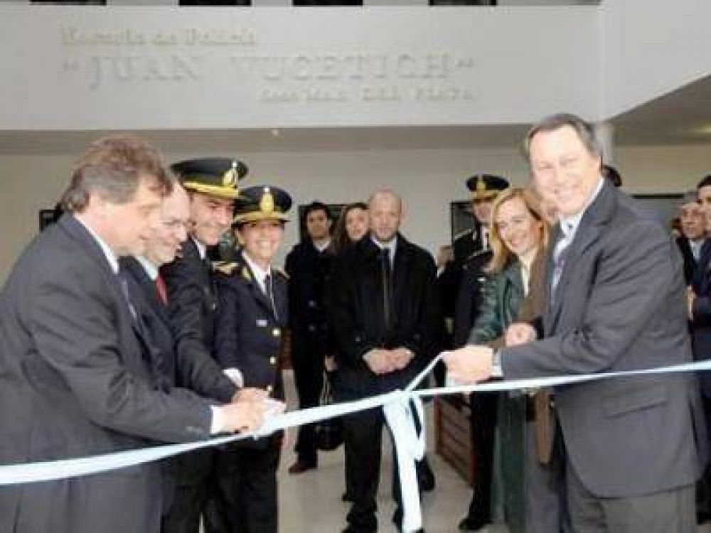 SE INAUGUR� FORMALMENTE LA ESCUELA DE POLIC�A