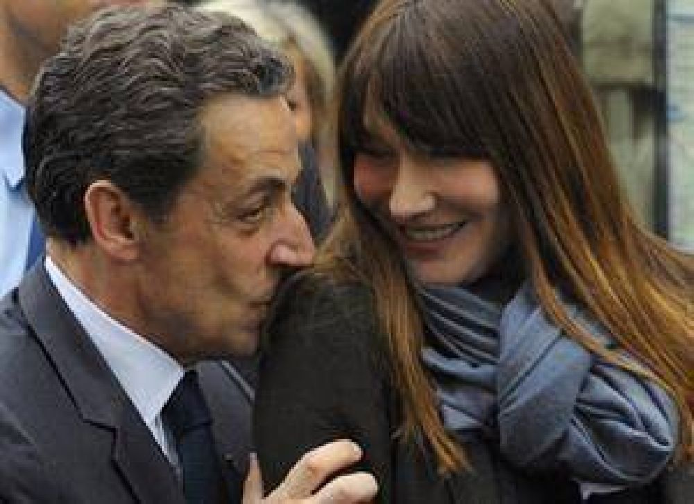 Sarkozy dej� la presidencia, pero no las pol�micas