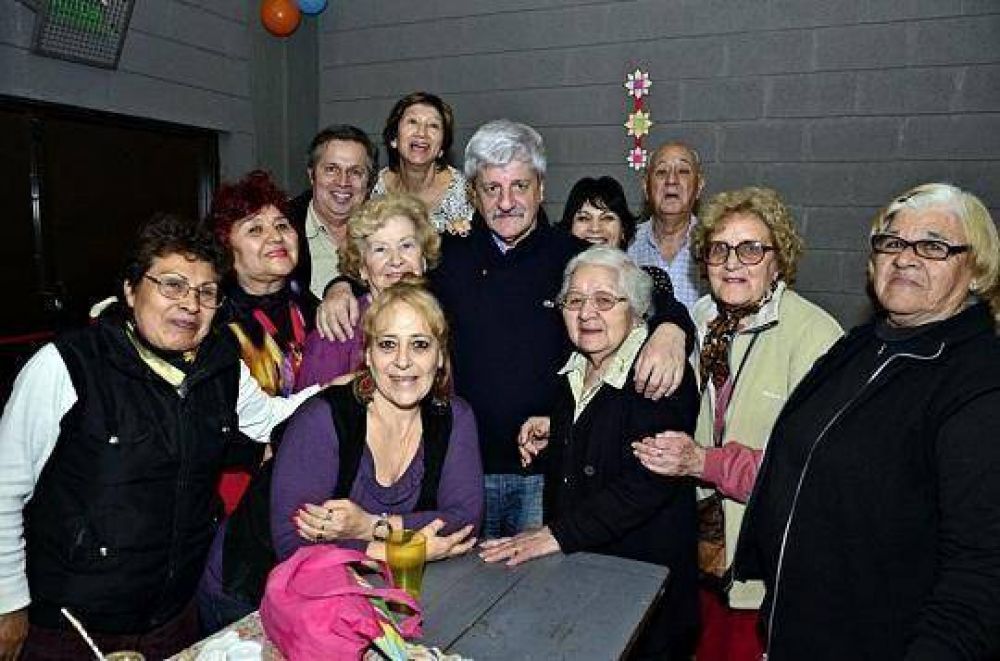 Andreotti visit� un baile para la tercera edad en San Fernando