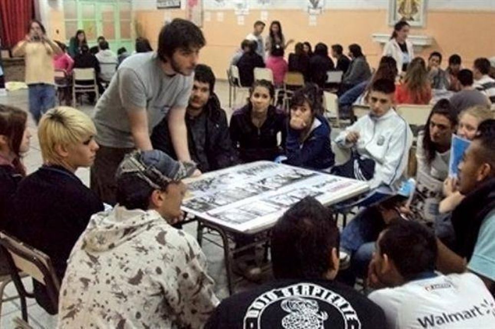 La C�mpora realiza talleres pol�ticos en escuelas p�blicas