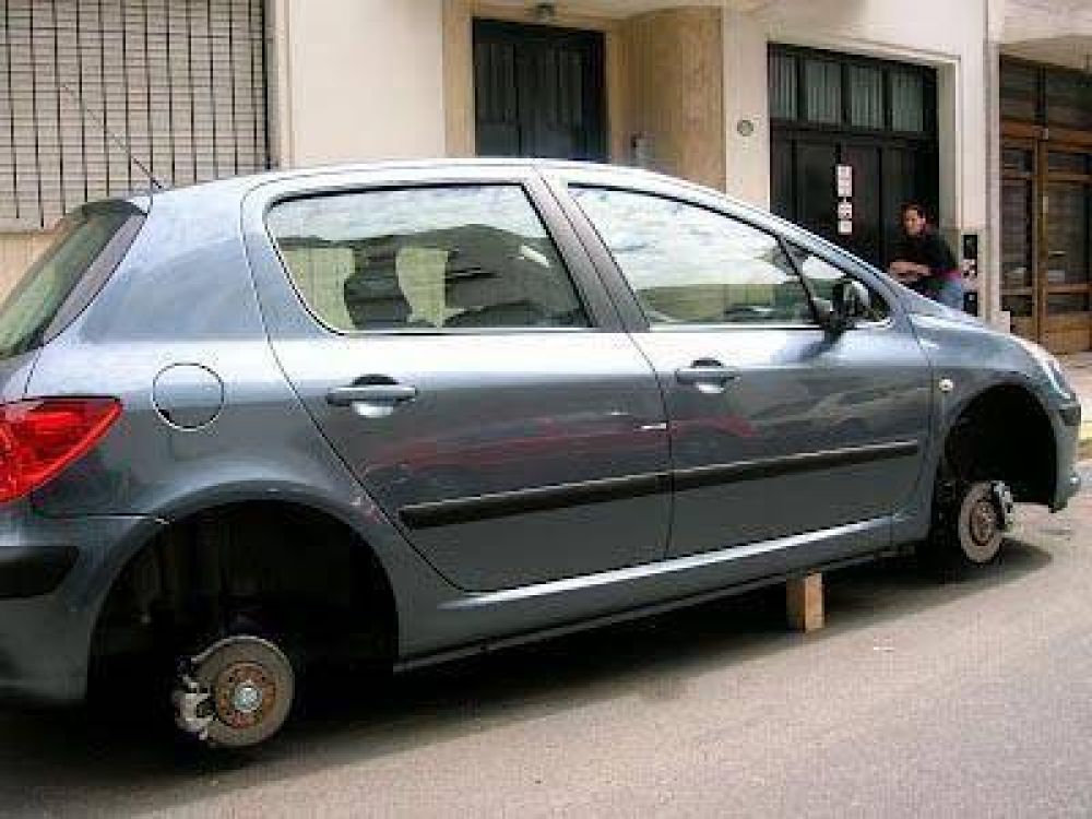 Crecen los robos de autopartes en la ciudad como consecuencia de las trabas a la importaci�n