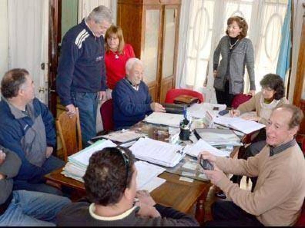 Hasta que no se cancele la deuda el transporte escolar rural seguir� de paro