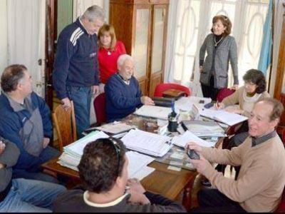 Hasta que no se cancele la deuda el transporte escolar rural seguir� de paro
