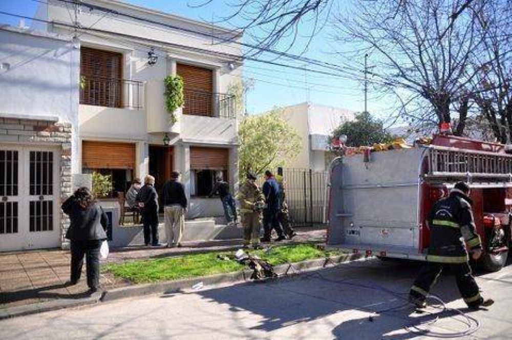 Principio de incendio en una casa motiv� acci�n de los bomberos