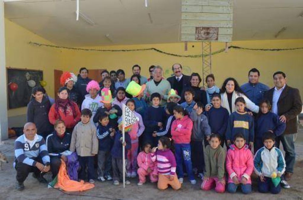 Recorren escuelas del interior de Valle Viejo, en el mes del ni�o