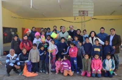 Recorren escuelas del interior de Valle Viejo, en el mes del ni�o