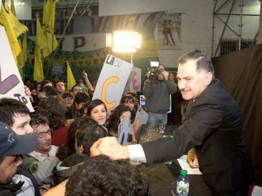FLORENCIO VARELA: Pereyra pidi� ayudar a Cristina