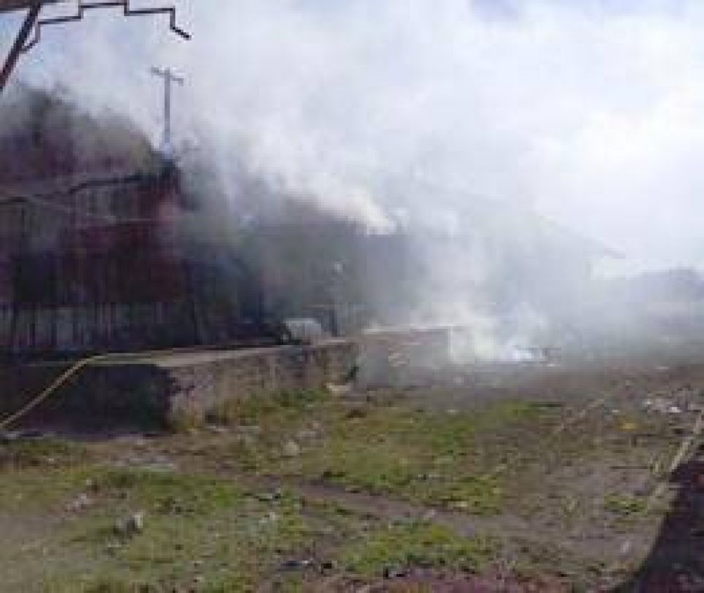 Incendio arras� un galp�n en la Estaci�n de Trenes