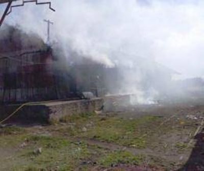 Incendio arras� un galp�n en la Estaci�n de Trenes