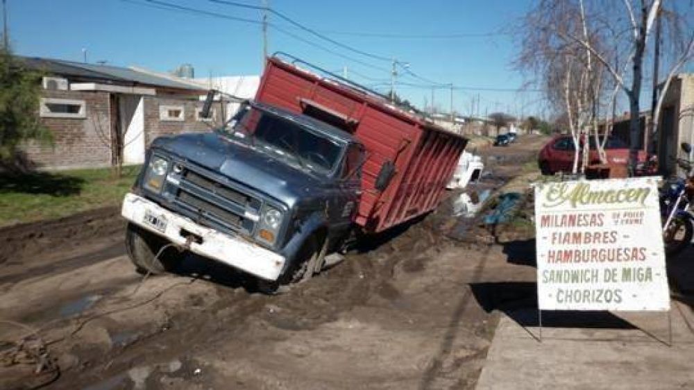 Cedi� la calle y se hundieron dos camiones en barrio Mudynda