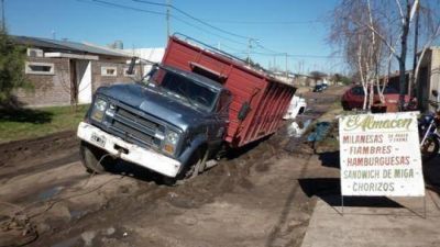 Cedi� la calle y se hundieron dos camiones en barrio Mudynda
