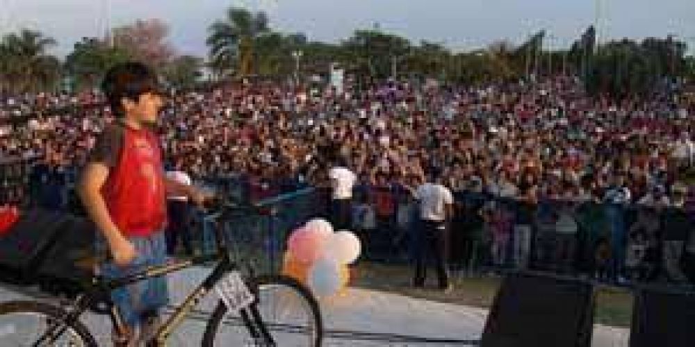  Imponente y festivo homenaje a los ni�os en su d�a
