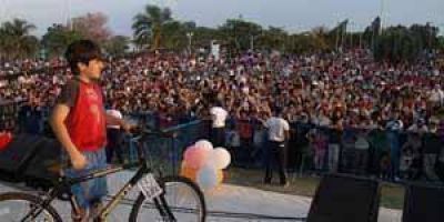  Imponente y festivo homenaje a los ni�os en su d�a