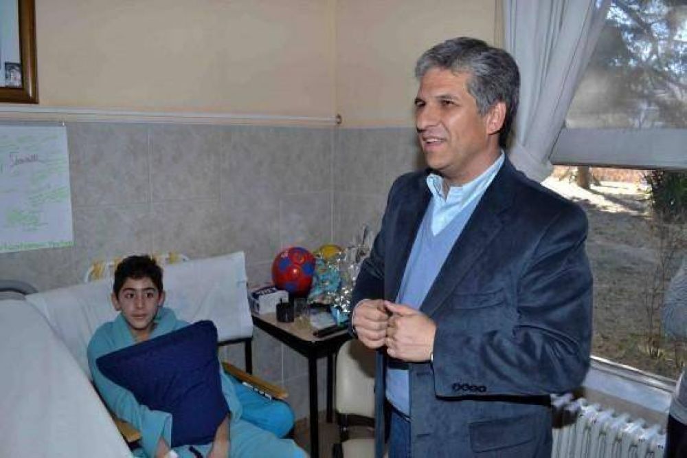 Villa Mercedes: el Gobernador visit� al ni�o baleado e internado en el hospital