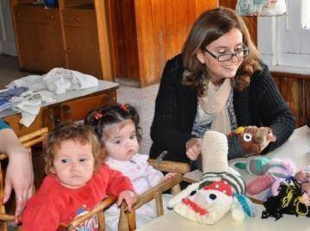 Entregaron mu�ecos realizados en taller de tejido municipal