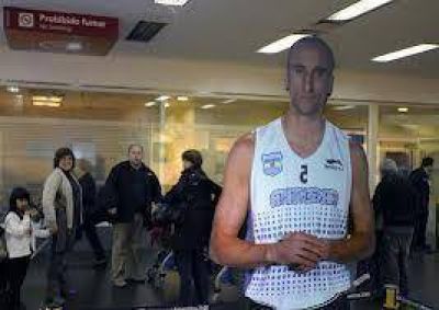 El bahiense "Manu" Gin�bili orienta a los pasajeros en los aeropuertos 