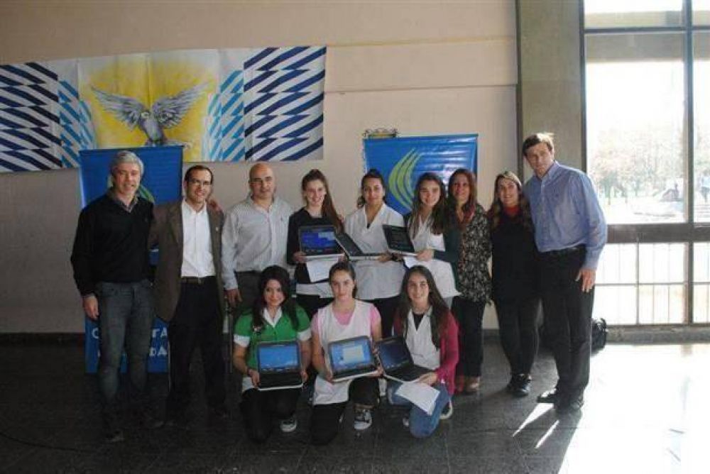 Entregaron notebooks en establecimientos educativos