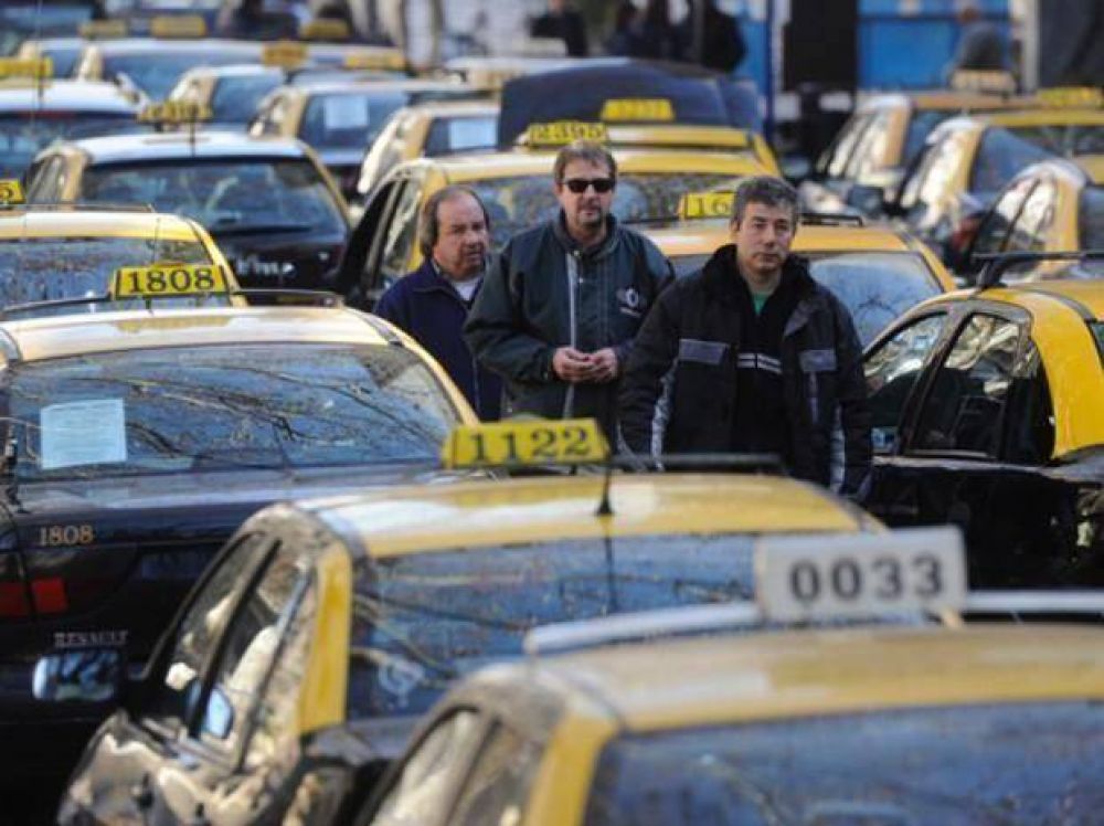 Los taxistas van al Concejo y reclaman una tarifa del 65 por ciento que cubra el salario
