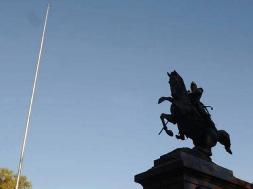 El vandalismo no da tregua y ahora robaron la bandera del monumento a Belgrano