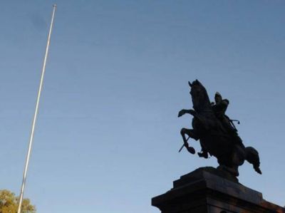 El vandalismo no da tregua y ahora robaron la bandera del monumento a Belgrano