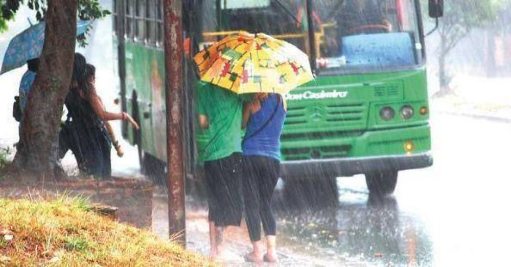 Una copiosa lluvia se precipita sobre Posadas