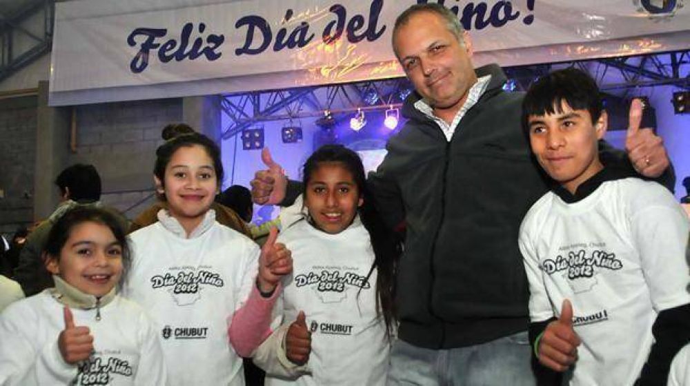 Buzzi comparti� con 800 chicos la celebraci�n del D�a del Ni�o