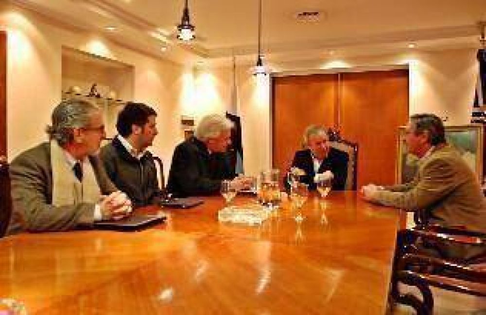 Gobernador Peralta se reuni� con la empresa canadiense ARPETROL