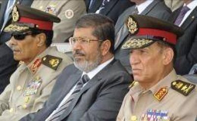 Presidente egipcio removi� la c�pula militar y le quit� sus poderes legislativos