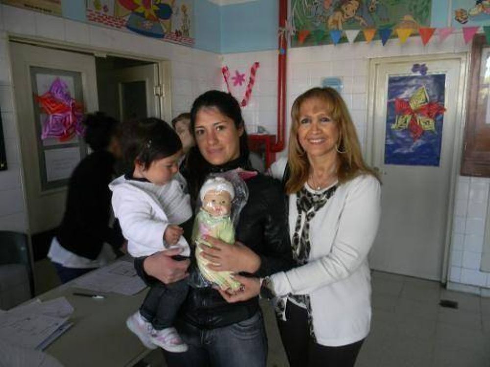 La ministra Villagra entreg� juguetes en el hospital de Ni�os
