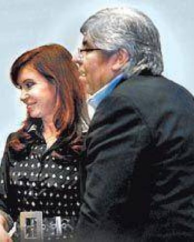Una foto y cruce de elogios con Moyano