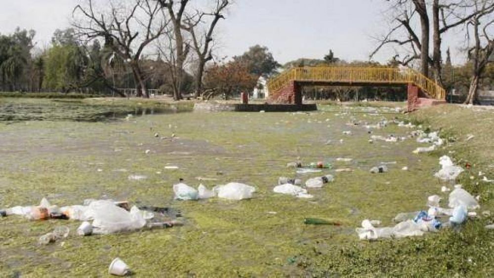  El Parque 9 de Julio amaneci� tapado de basura tras el festejo por el �D�a del Ni�o�