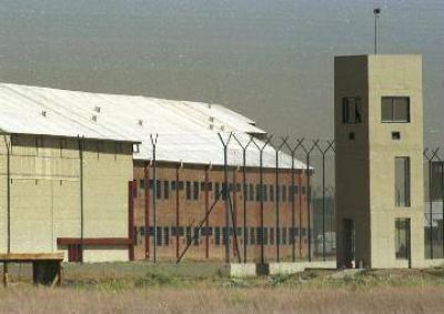 Cuatro horas de mot�n y quema de colchones en la c�rcel de Viedma