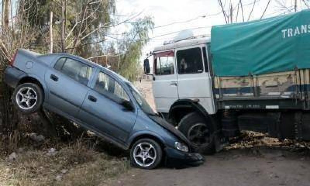 Accidente en Rodeo de la Cruz: dos autos y un cami�n chocaron en la calle Buenos Vecinos
