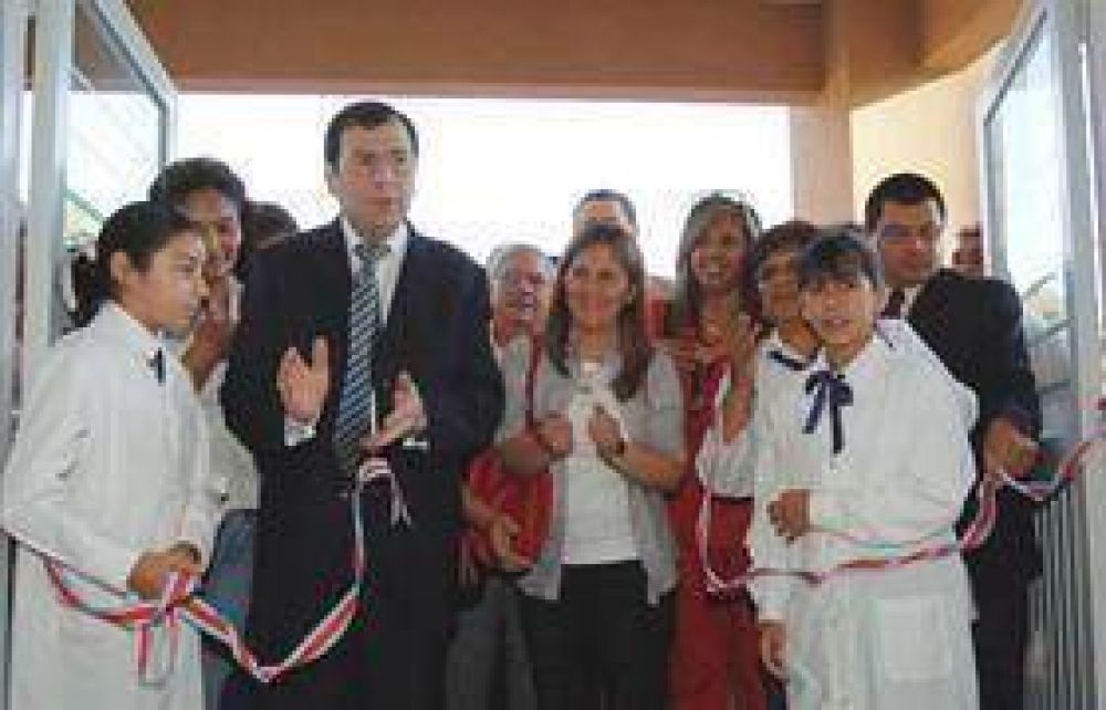  Inauguran dos importantes edificios escolares en el barrio Tabla Redonda.
