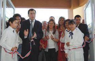  Inauguran dos importantes edificios escolares en el barrio Tabla Redonda.