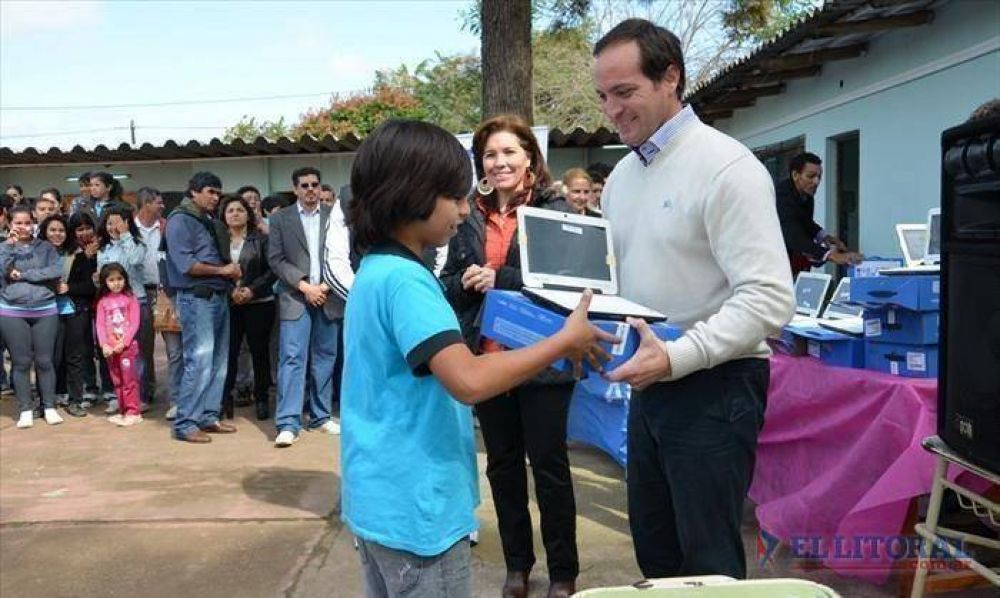En Ituzaing�, Camau Esp�nola entreg� m�s de 300 neetbooks del Programa Conectar Igualdad