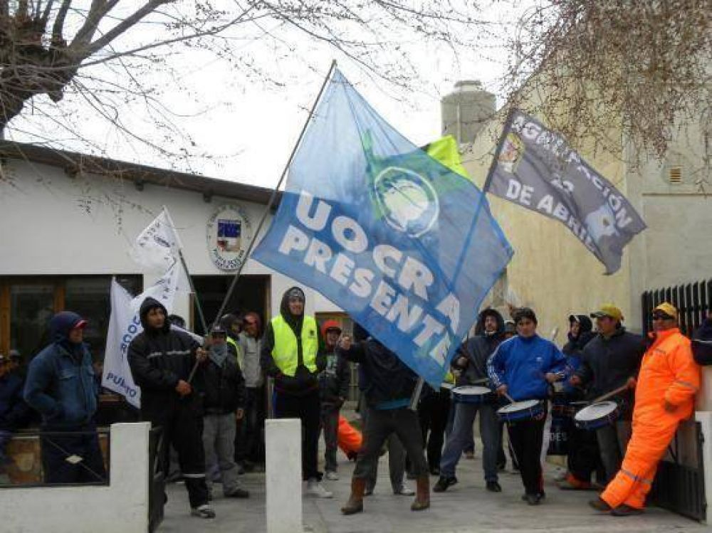 Integrantes de la Agrupacion 22 Abril se manifestaron frente al Concejo Deliberante