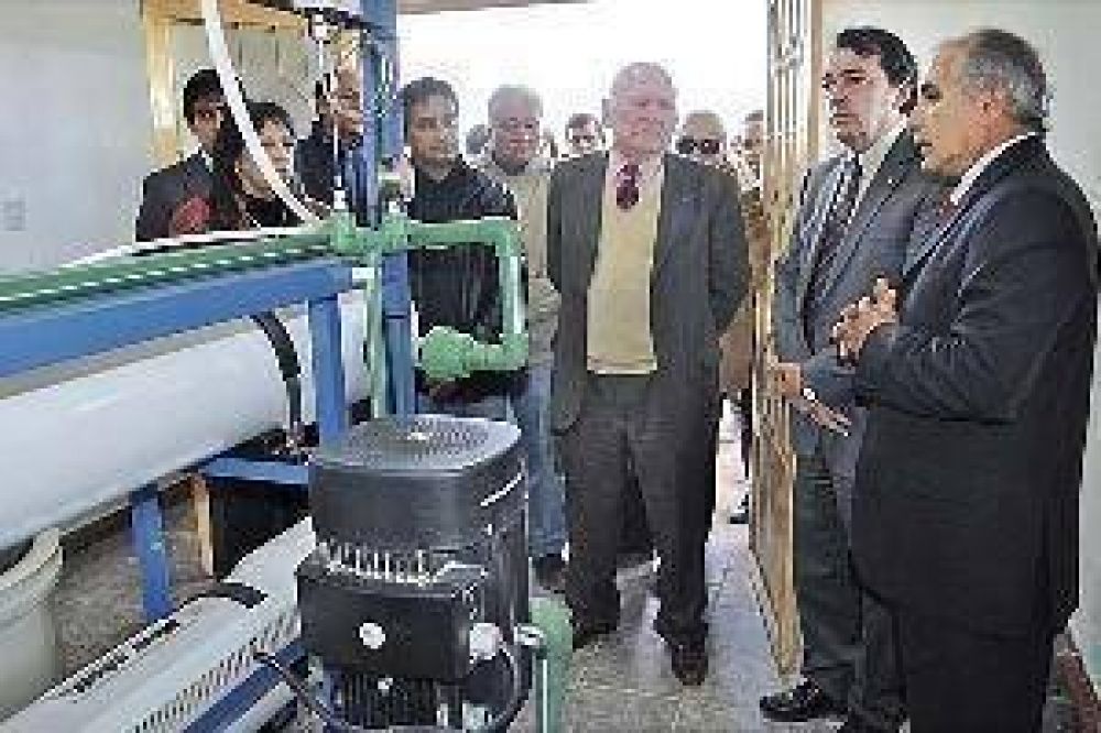 El gobierno inaugur� una planta potabilizadora en Taca�itas