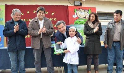 El Gobernador entreg� laptops en escuelas primarias de Ulpaes