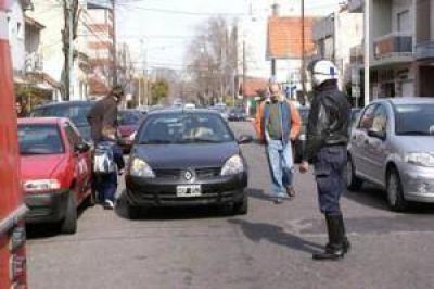 Pretenden controlar el estacionamiento en doble fila