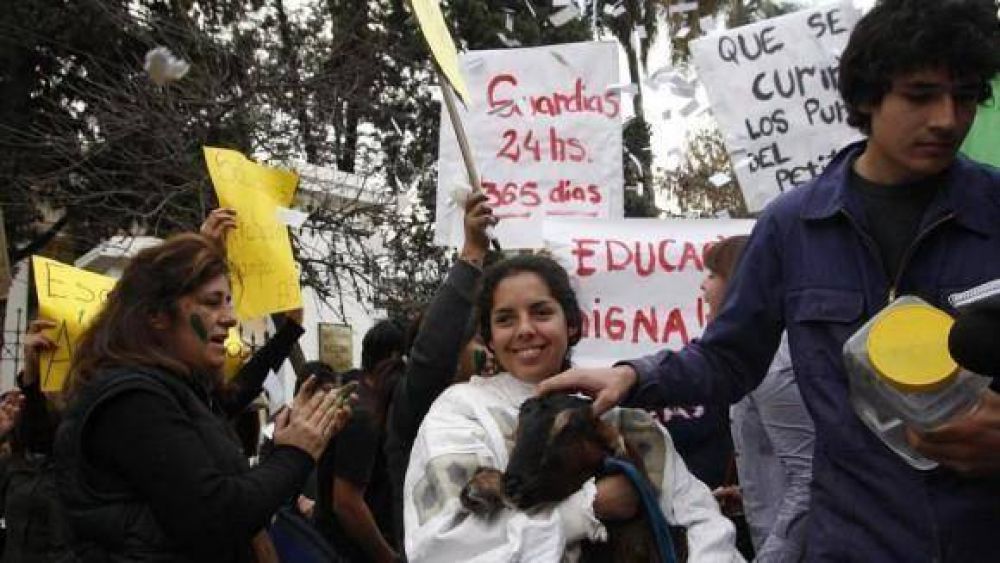 La comunidad educativa de la Escuela de Agricultura march� al Rectorado