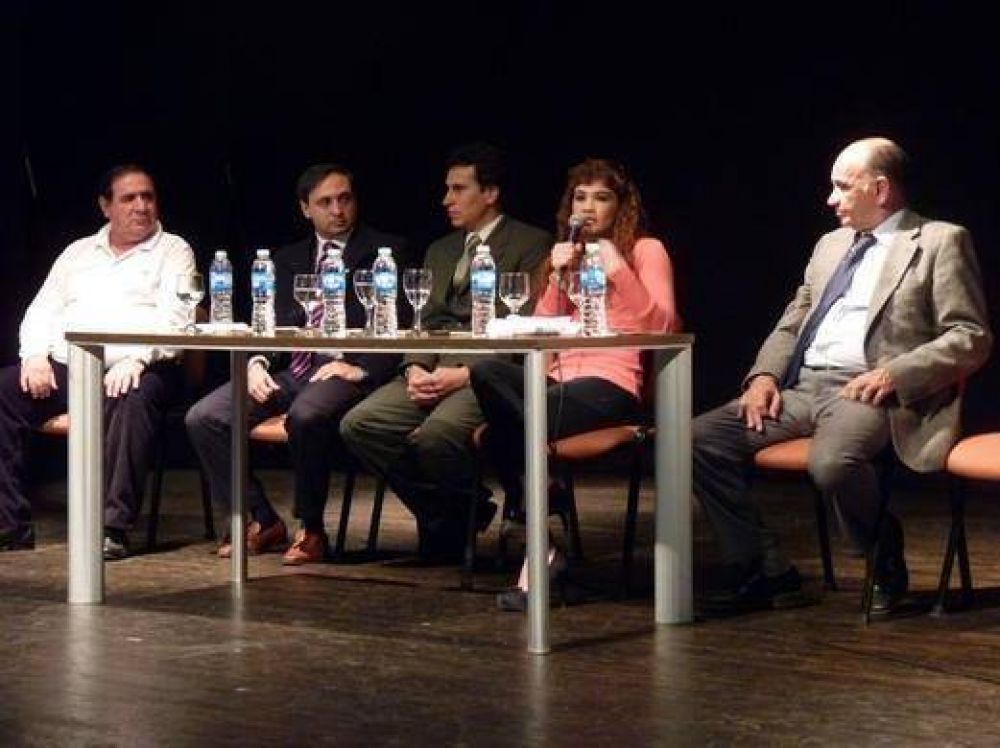 Acu�a habl� de pol�tica en la sede del PJ