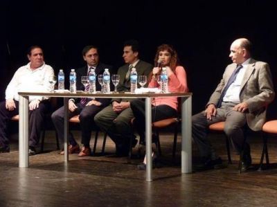 Acu�a habl� de pol�tica en la sede del PJ