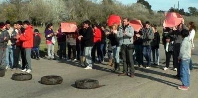 Realizan sentada y corte de ruta por los continuos problemas en escuelas de Mar del Plata