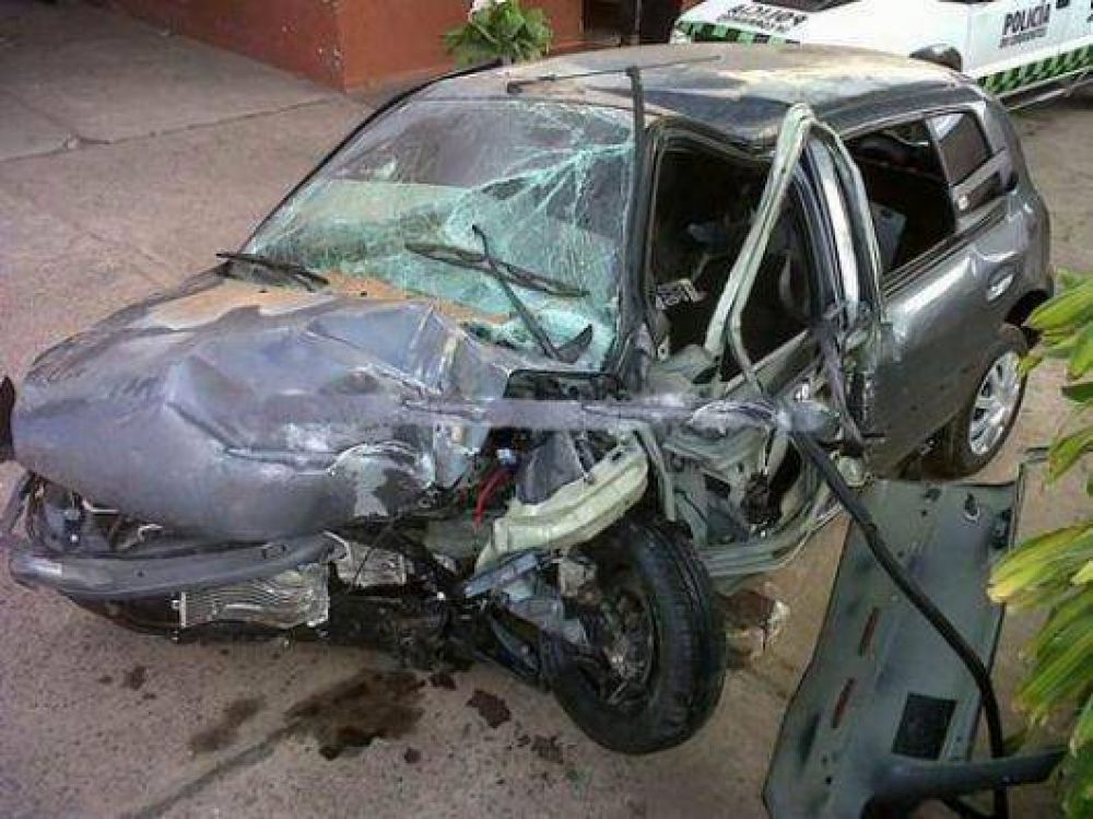 Muri� tras estrellar su auto contra una columna frente a la casa de su mujer